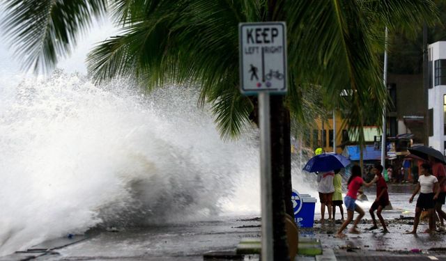Filipinler'de yaklaşan tayfun nedeniyle on binlerce kişi tahliye edildi