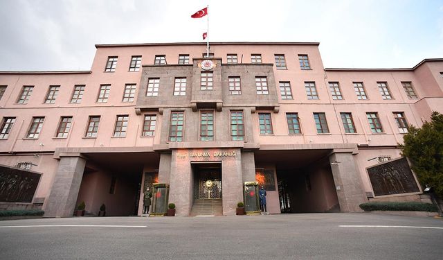 Azerbaycan'dan Türkiye'ye gitmek için havalanan C30 kargo uçağının Gürcistan'da düştü...