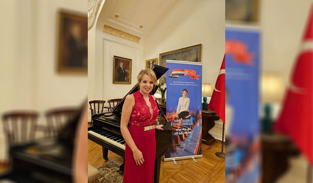Piyanist Rüya Taner, Kahire'deki resitalde sanatseverlerle buluştu