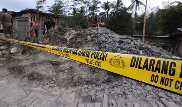 Endonezya'da toprak kayması nedeniyle ölenlerin sayısı 23'e yükseldi
