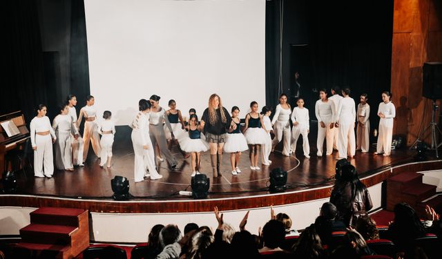 Dans öğrencileri, dansın tarihsel gelişimini sahneledi