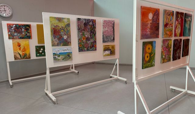 Berna Kelebek’in “Kelebek Esintileri” resim sergisi Ercan Havalimanı’da açıldı