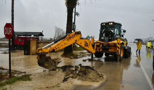 Sağanak devam ediyor, ekiplerin sahadaki çalışmaları sürüyor... Derelerin seviyelerinde ciddi düşüş var