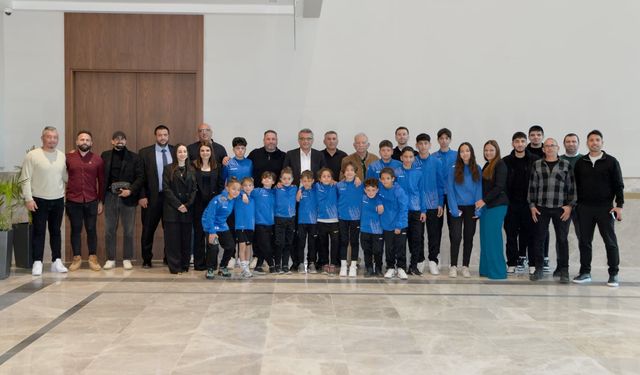 Cumhurbaşkanı Erhürman Perçinci Futbol Okulu’ndan sporcu, yönetici ve aileleri kabul etti