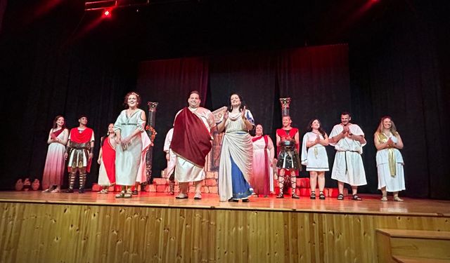 Hafta sonu tiyatroseverlerin beğenisine sunulan “Lisistrati”, 18 ve 25 Mart’ta yeniden sahnelenecek