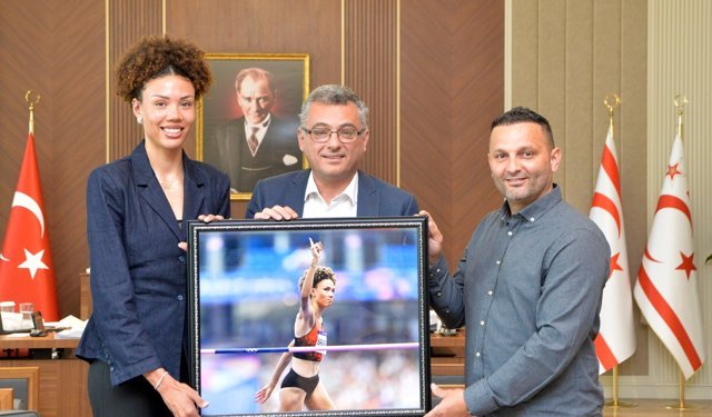 Erhürman, Atletizm Federasyonu heyeti ile milli atlet Savaşkan’ı kabul etti