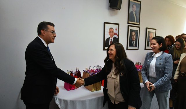 Dışişleri Bakanlığı’nda Kadınlar Günü kutlaması… Lakadamyalı, personele hediye takdim etti