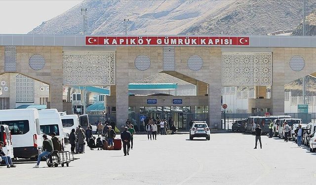 Türkiye-İran sınırındaki gümrük kapılarında günübirlik yolcu geçişleri durduruldu