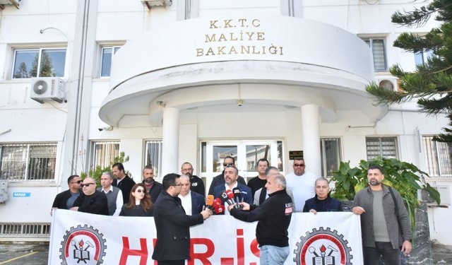 Hür-İş Federasyonu’ndan Maliye Bakanlığı önünde protesto eylemi… “Zamları kabul etmiyoruz”