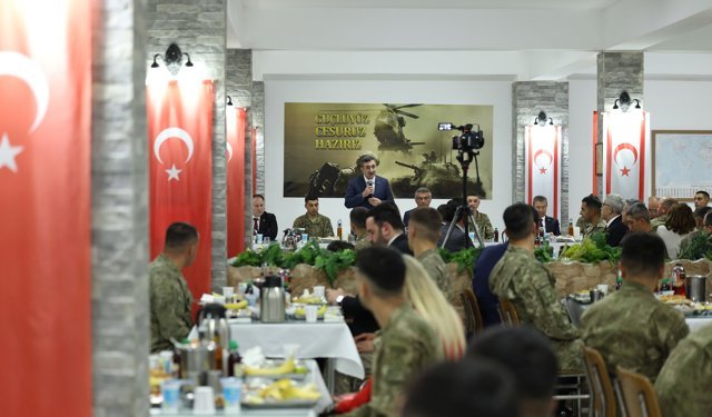 Türkiye Cumhurbaşkanı Yardımcısı Yılmaz, KKTC'de Mehmetçikle iftar yaptı