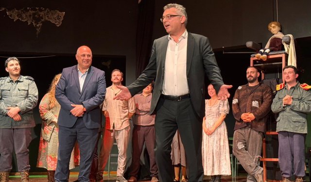 Kıbrıs Türk Devlet Tiyatroları "Kafkas Tebeşir Dairesi" oyununu sahneledi