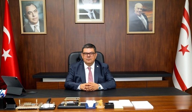 Bakan Berova: "Tiyatro insanın kendini yeniden keşfettiği bir sanat dalı"