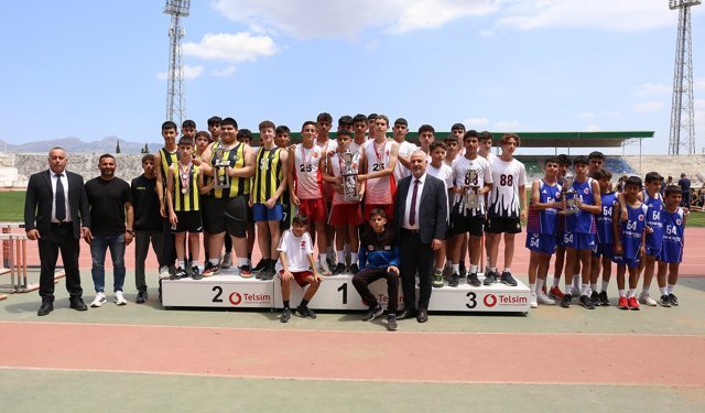 Şehit Turgut Ortaokulu’ndan çifte şampiyonluk