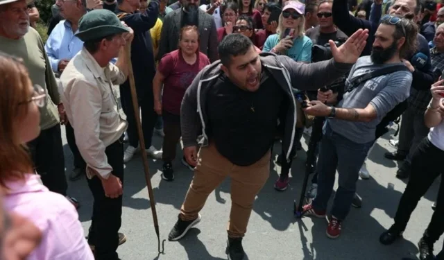 Güney Kıbrıs’ta şap protestosu: Yollar kapatıldı, dikkat çeken anlar yaşandı