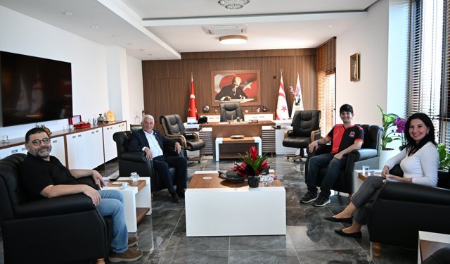 Şampiyon satranç oyuncusu Emre Şeb, Özçınar'ı ziyaret etti