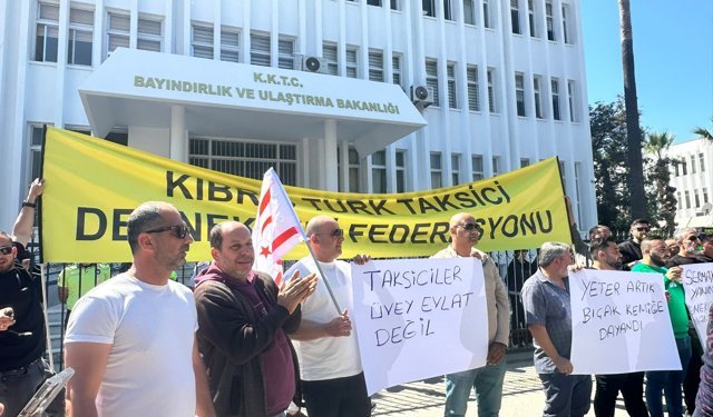 Taksiciler bakanlık önünde: Sektör sahada, araçlar Bayındırlık’a yığıldı