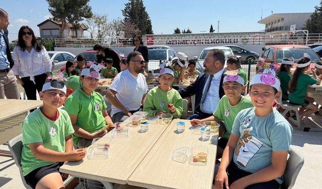 Süt Haftası...Başbakan Üstel, Mehmetçik İlkokulu’nu ziyaret etti