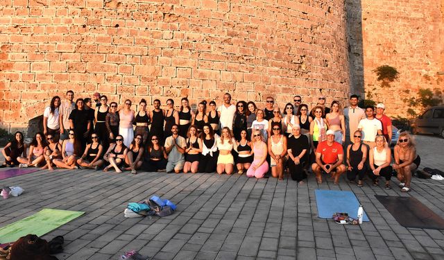 Dünya Yoga Günü Girne Antik Liman’da kutlandı