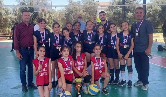 Çocuklar voleybol şöleninde coştu