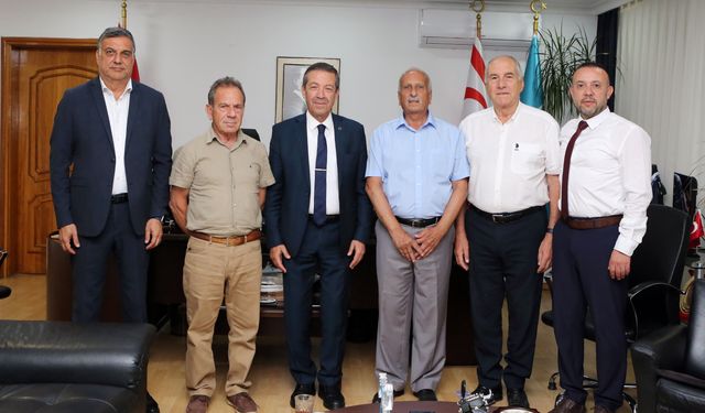 Ertuğruloğlu, Kıbrıs Türk Belediye Başkanları Derneği yönetimini kabul etti