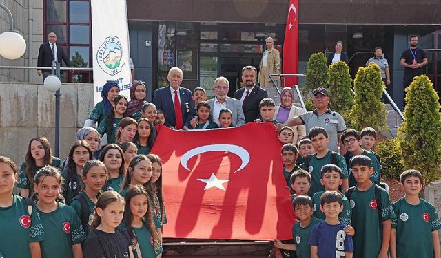 KKTC Aksakalı Öksüzoğlu Kayseri’de Kıbrıs gazileri ve öğrencilerle buluştu