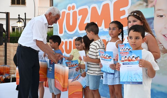 Güzelyurt Belediyesi’nin düzenlediği yüzme kursunu tamamlayan çocuklar sertifikalarını aldı