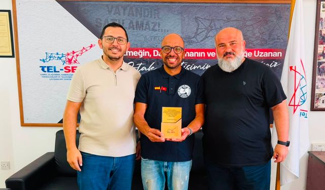 Tel-Sen, Cebelitarık'ı geçen ilk Kıbrıslı yüzücü İlker’e plaket verdi