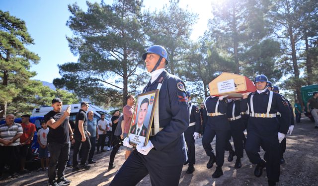 Gemi kazasında ölen uzman çavuş Fahri Ateş’in cenazesi Mersin'de defnedildi