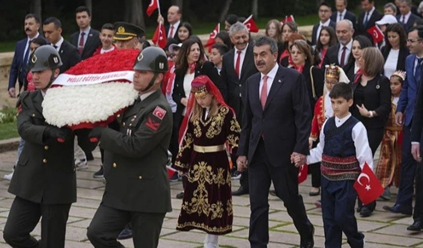 TC Milli Eğitim Bakanı, öğretmen ve öğrencilerle Anıtkabir'de