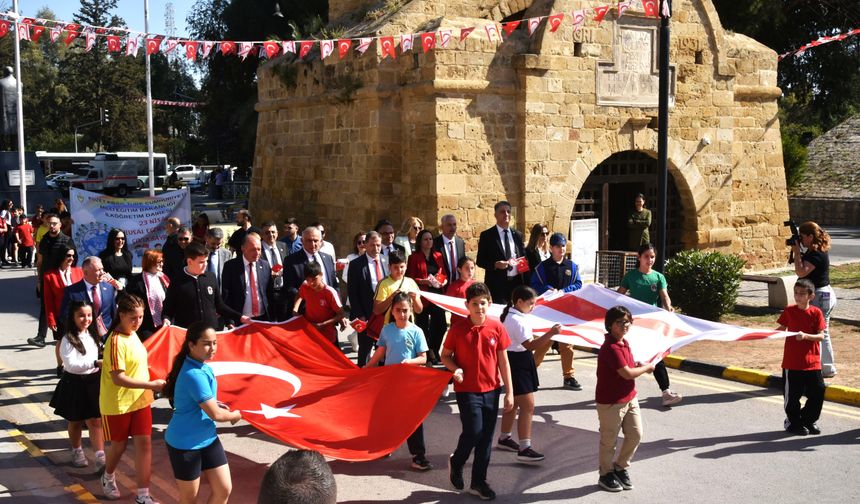 23 Nisan Ulusal Egemenlik ve Çocuk Bayramı kutlamaları çerçevesinde Lefkoşa’da kortej düzenlendi
