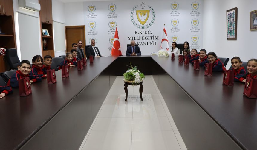 Çavuşoğlu, 47. TRT Uluslararası 23 Nisan Çocuk Şenliği’ne katılacak öğrencileri kabul etti