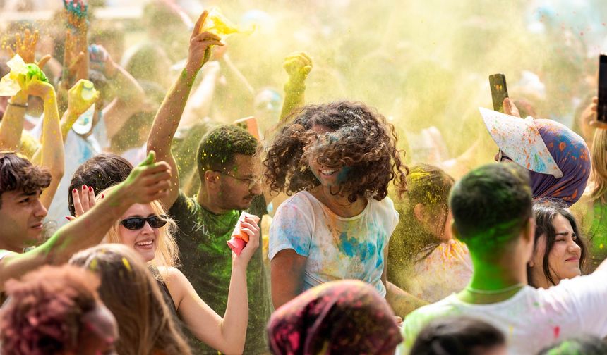 DAÜ Bahar Festivali’nde Color Fest