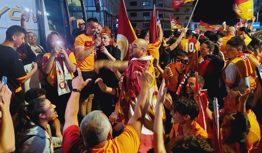 Galatasaray şampiyonluğunu ilan ederek beşinci yıldızı taktı, KKTC’de taraftarlar sokaklara döküldü