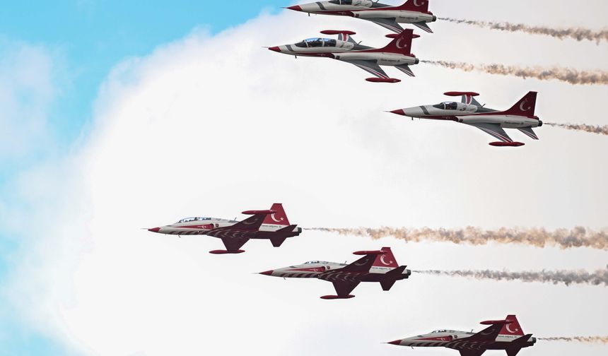 Türk Yıldızları TEKNOFEST KKTC'de gösteri uçuşu yaptı
