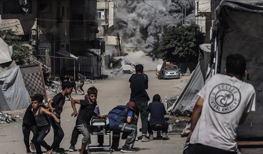 İsrail, Gazze'de UNRWA'ya ait 3 okulu bombalayarak binlerce kişiyi yerinden etti