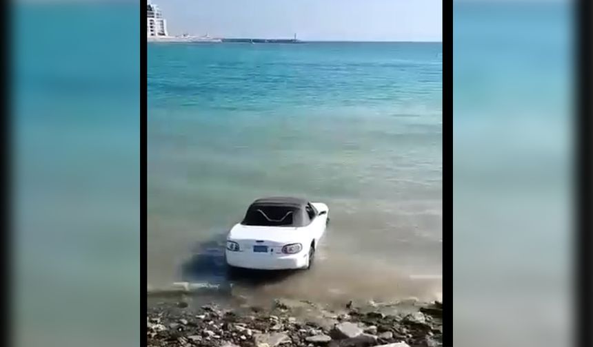 Kadın arabasını denize attı