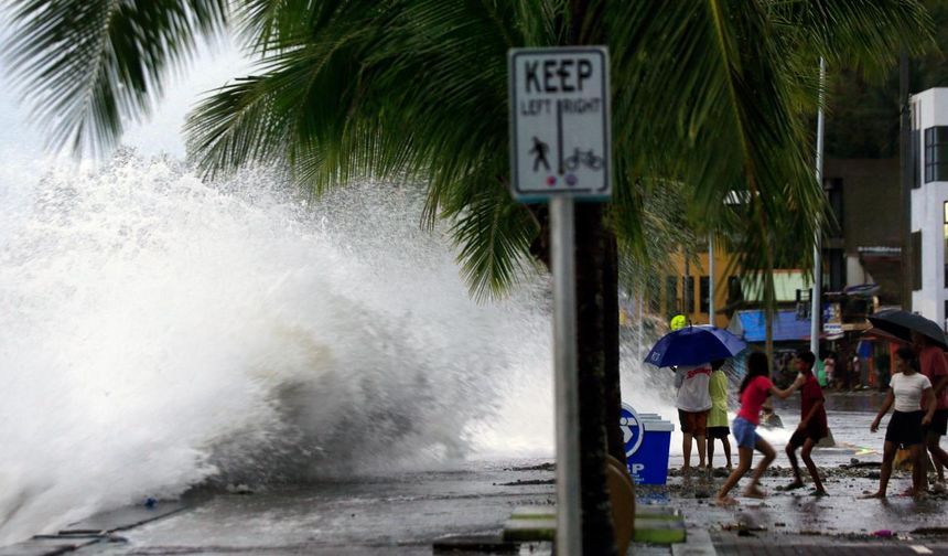 Filipinler'de yaklaşan tayfun nedeniyle on binlerce kişi tahliye edildi