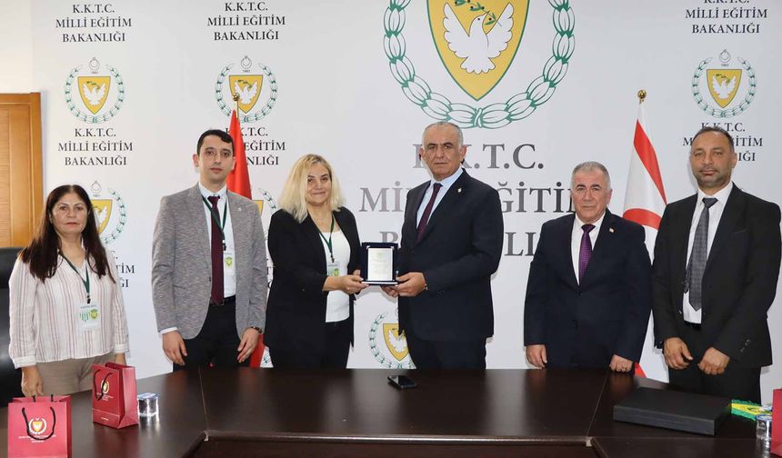 Milli Eğitim Bakanı Çavuşoğlu, Namık Kemal Lisesi ve İstanbul Vefa Lisesi öğrencilerini kabul etti