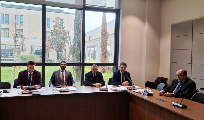 İdari, Kamu ve Sağlık İşleri Komitesi maaş düzenlemeleri içeren yasa önerisinin ivediğini onaylayarak Genel Kurula sevk