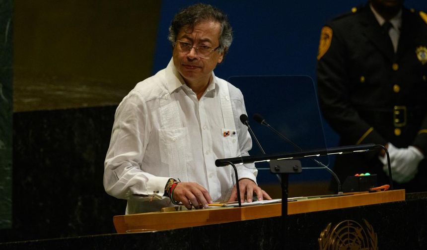 Kolombiya Cumhurbaşkanı Petro: "Şu anda Caracas bombalanıyor"