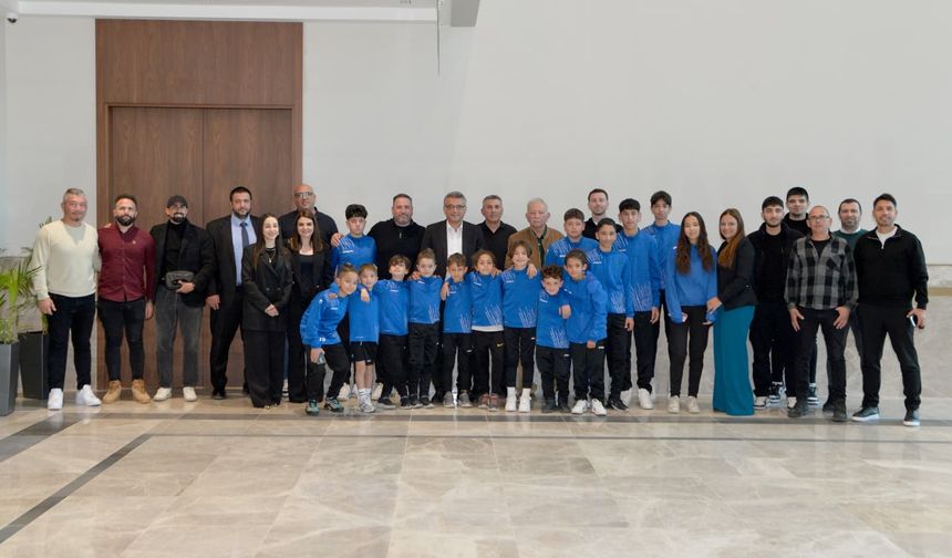 Cumhurbaşkanı Erhürman Perçinci Futbol Okulu’ndan sporcu, yönetici ve aileleri kabul etti