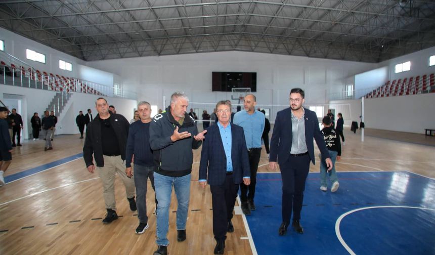 Başbakan Ünal Üstel Esentepe’de yapımı tamamlanan Spor Salonu’nda incelemelerde bulundu