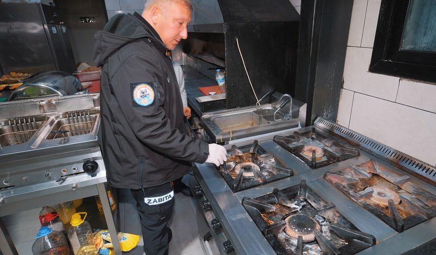 Gazimağusa Belediyesi'nden surlar içinde gece denetimi… 3 işyerine ihbar verildi, tarihi geçmiş ürünler toplatıldı