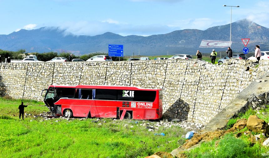Kontrolden çıkan KIBHAS’a ait yolcu otobüsü tarla içine düştü..Kazada 2 kişi yaralandı