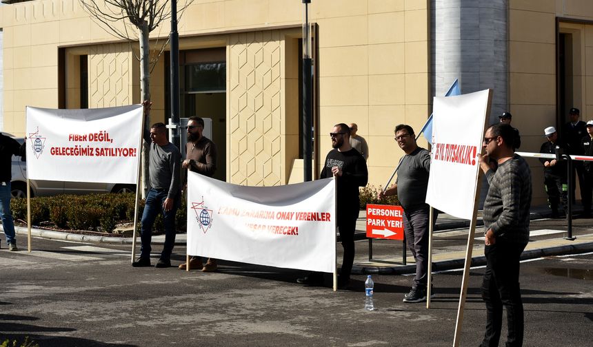 Sendikalar, fiber optik protokolüne karşı Meclis önünde eylem yapıyor