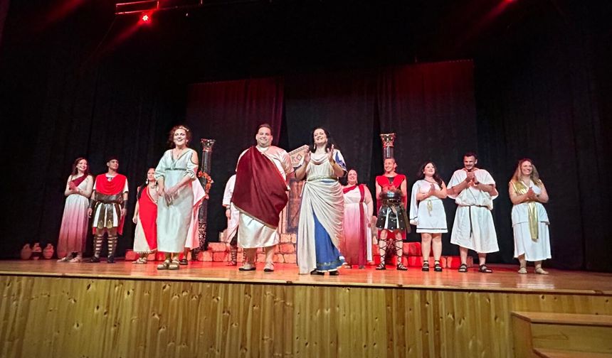 Hafta sonu tiyatroseverlerin beğenisine sunulan “Lisistrati”, 18 ve 25 Mart’ta yeniden sahnelenecek