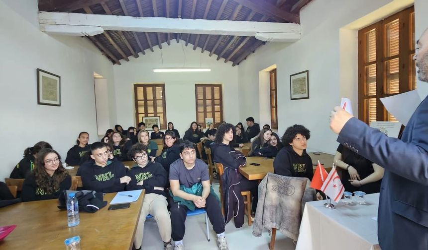 Gazeteci-yazar Başaran Düzgün, Namık Kemal Lisesi öğrencileri ile bir araya geldi