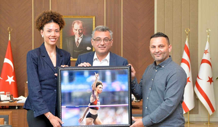 Erhürman, Atletizm Federasyonu heyeti ile milli atlet Savaşkan’ı kabul etti