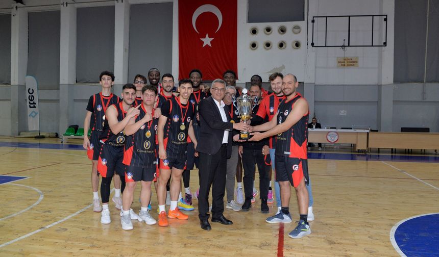 Cumhurbaşkanı Erhürman, KKTC Basketbol Federasyonu Cumhurbaşkanlığı Kupası Final Maçı'nı izledi