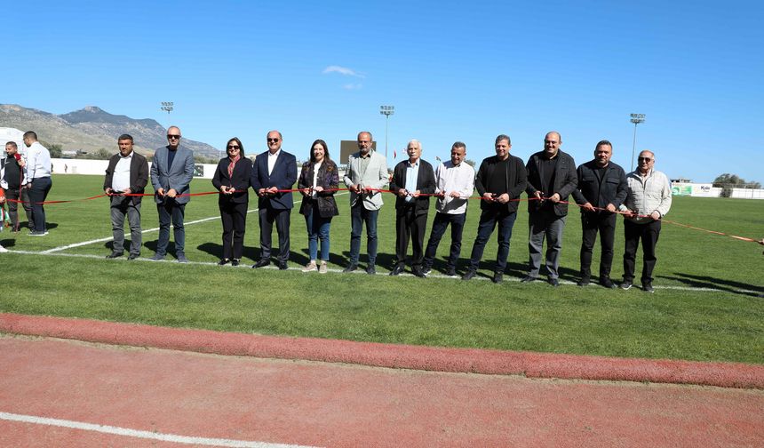 Değirmenlik'te zemini doğal çime dönüştürülen Sadık Cemil Stadyumu'nda açılış töreni yapıldı